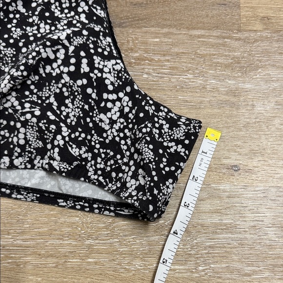 Lululemon Size 6 Athletica Speckled Black and Gray Athletic Shorts - Picture 5 of 6